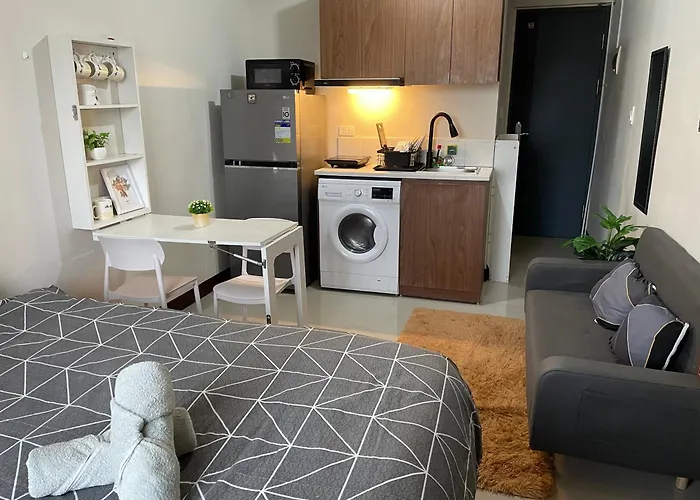 Near Airport With Balcony Condo *