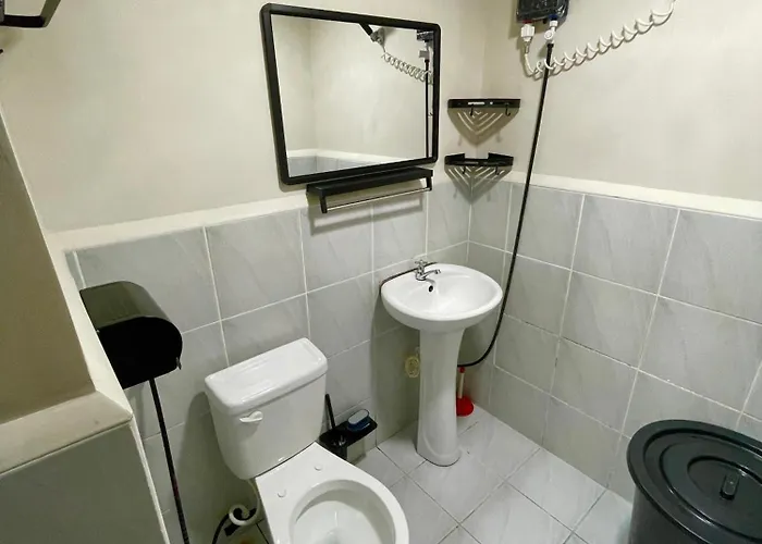 Near Airport With Balcony Condo Apartment *