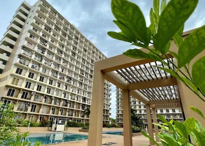 Near Airport With Balcony Condo Apartment *